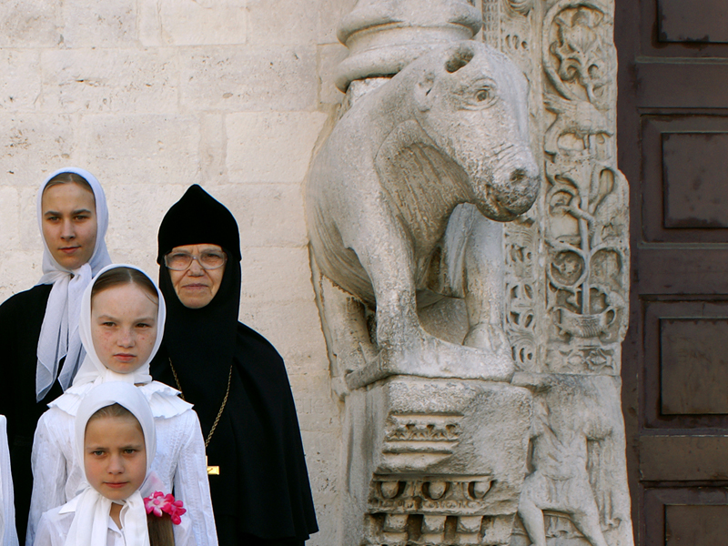 Bari, pellegrini Russi sul sagrato di San Nicola